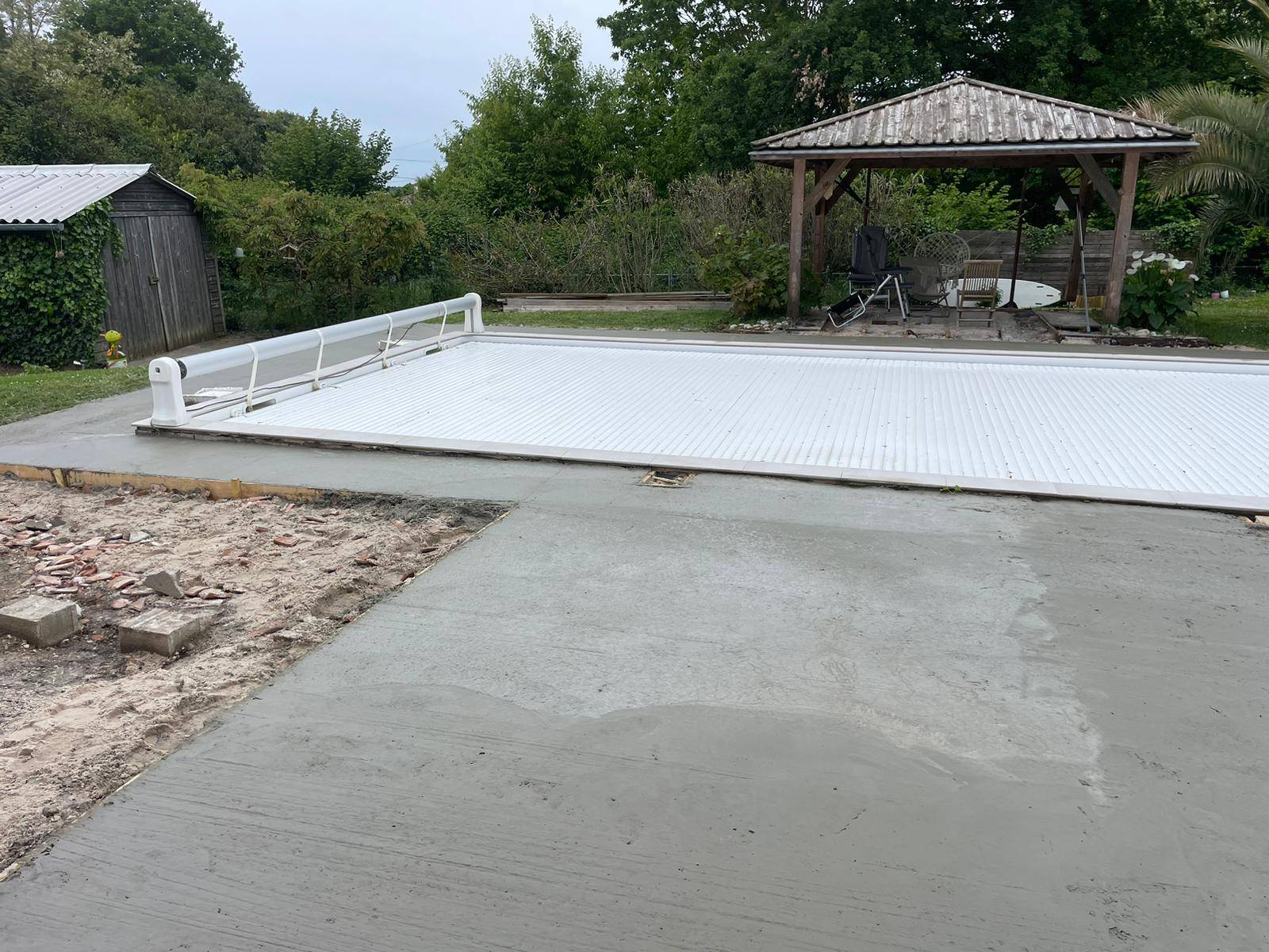 Entreprise générale du bâtiment pour réaliser les dalles béton et chape liquide avec renforcement pour un support solide et durable à Cestas proche de Bordeaux