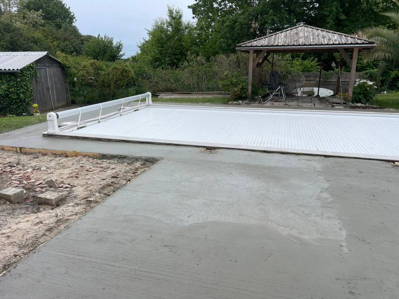 Dépose de terrasse en bois et remplacement par dalle béton sur plot au Taillan-Médoc en Gironde