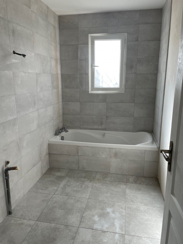 Rénovation d'une salle de bain avec pose de carrelage au sol à Biganos sur le Bassin d'Arcachon