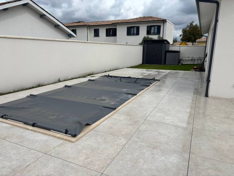 Terrasse Marcheprime: pose de carrelage sur plots autour d’une piscine en Val de l'Eyre.