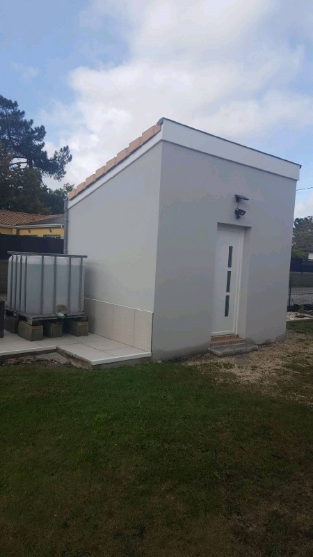 Construction et pose d'un abri de jardin avec charpente et tuile sur Le Pian-Médoc