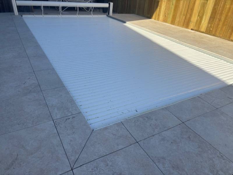 Trouver un poseur de terrasse en carrelage sur plots grand format 60x60 ou 120x60 pour une villa contemporaine en bord de mer à Lège-Cap-Ferret ou Arès