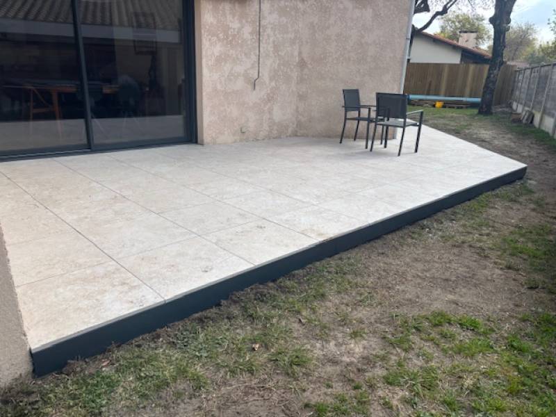 Aménagement extérieur à Gujan-Mestras : Pose de clôture, terrassement calcaire et terrasse en carrelage sur plots