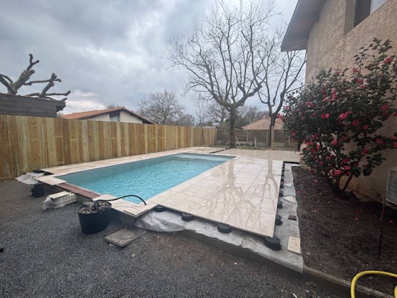 Entreprise spécialisée dans la création de terrasses haut de gamme avec éclairage intégré et garde-corps en verre pour une vue dégagée à Lège-Cap-Ferret ou Arès