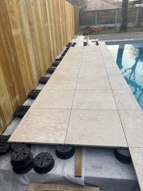 Comment réaliser une dalle béton surélevée sur vide sanitaire pour éviter les remontées d'humidité dans le secteur humide de Biganos (33380) ou Audenge ?