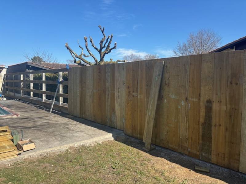 Quel artisan contacter pour concevoir une terrasse moderne mélangeant bois et dalles de pierre pour une maison de plain-pied située à Cestas ou Canéjan ?