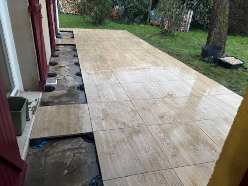 Pose de carrelage extérieur imitation bois sur plots : gestion des eaux pluviales et entretien facile au Pian-Médoc proche Bordeaux