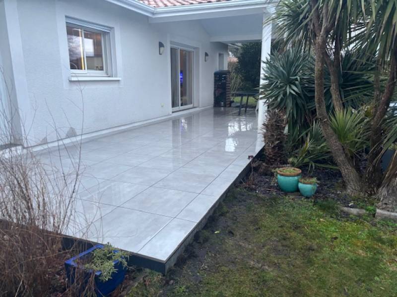 Pose de carrelage extérieur sur terrasse et contour piscine grand format : surface texturée non glissante sur le Bassin d’Arcachon
