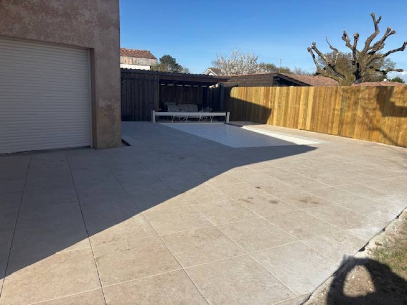 Devis complet pour la rénovation d'une terrasse extérieure de 40 m² avec pose de dalles sur plots pour une famille résidant à Marcheprime ou Mios