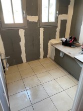 Notre zone d'activité pour ce service Comment aménager une petite salle de bain à l'aide d'un artisan carreleur expérimenté avec des matériaux modernes et optimisés pour petits espaces